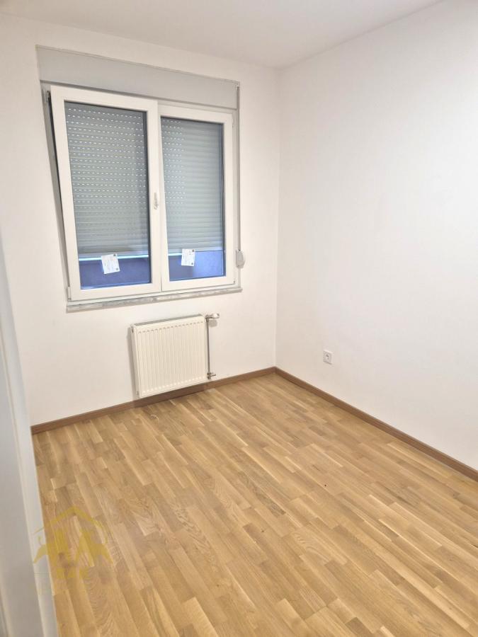 Odličan jednoiposoban stan u Square garden-u
