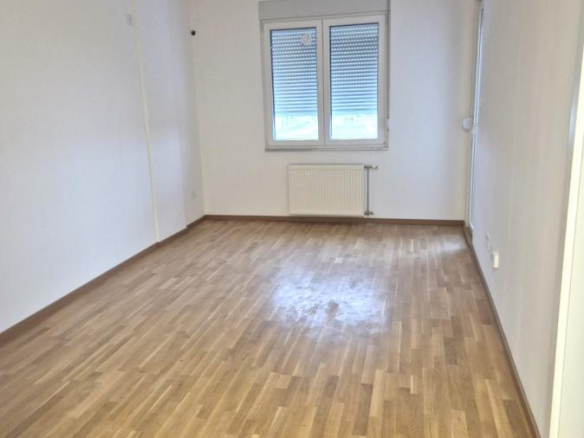 Odličan jednoiposoban stan u Square garden-u