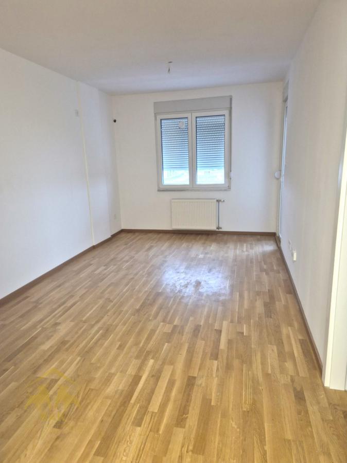 Odličan jednoiposoban stan u Square garden-u