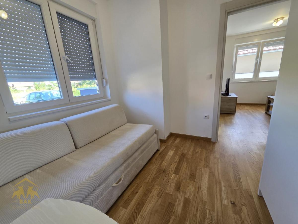 Odličan jednoiposoban stan u mirnom delu Adica