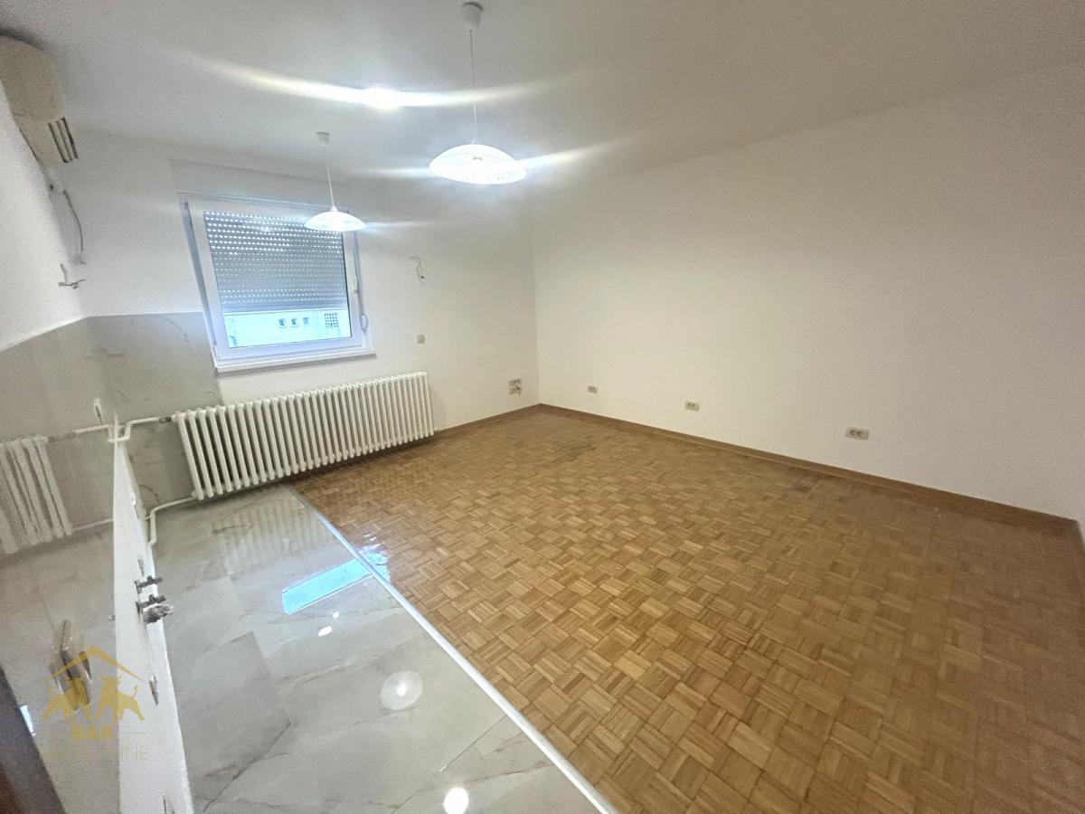 Odličan renoviran dvosoban stan na Keju