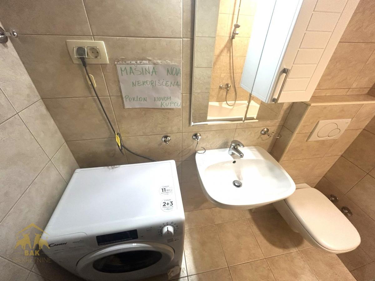 Odličan renoviran dvosoban stan na Keju