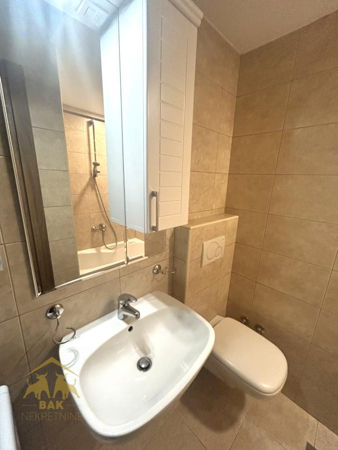 Odličan renoviran dvosoban stan na Keju