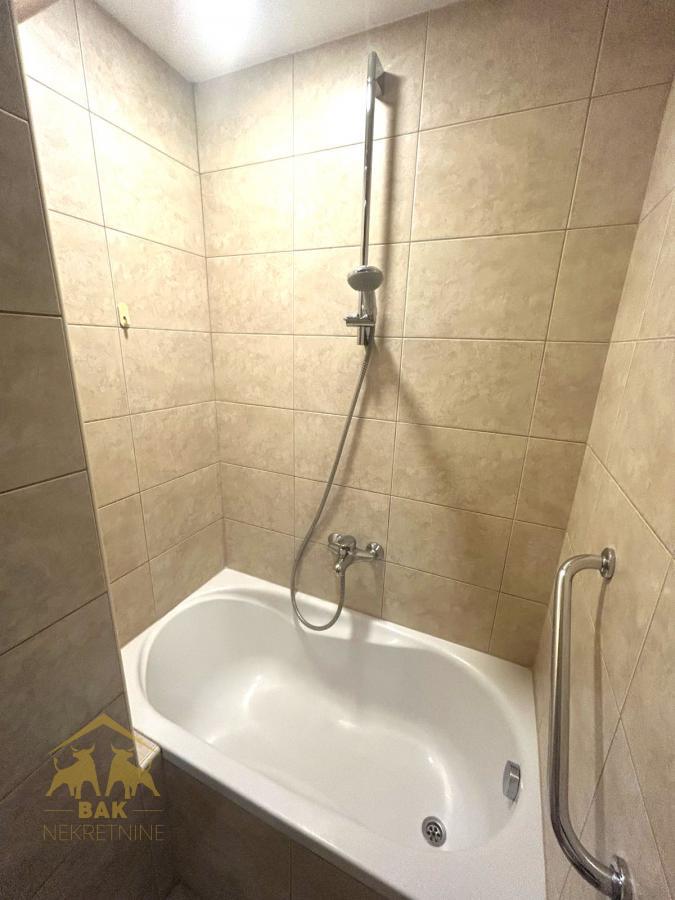 Odličan renoviran dvosoban stan na Keju