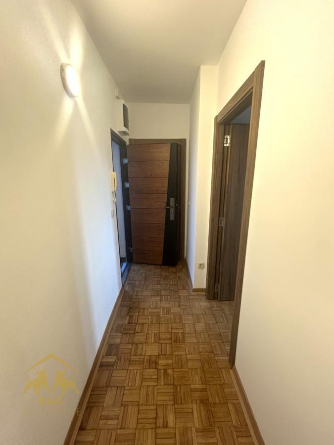 Odličan renoviran dvosoban stan na Keju
