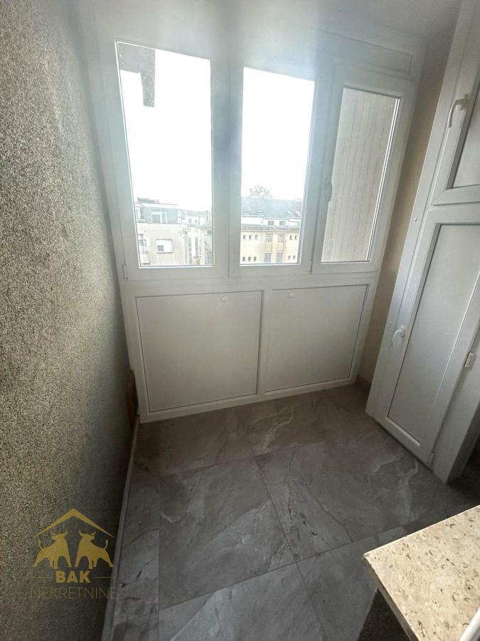 Odličan renoviran dvosoban stan na Keju