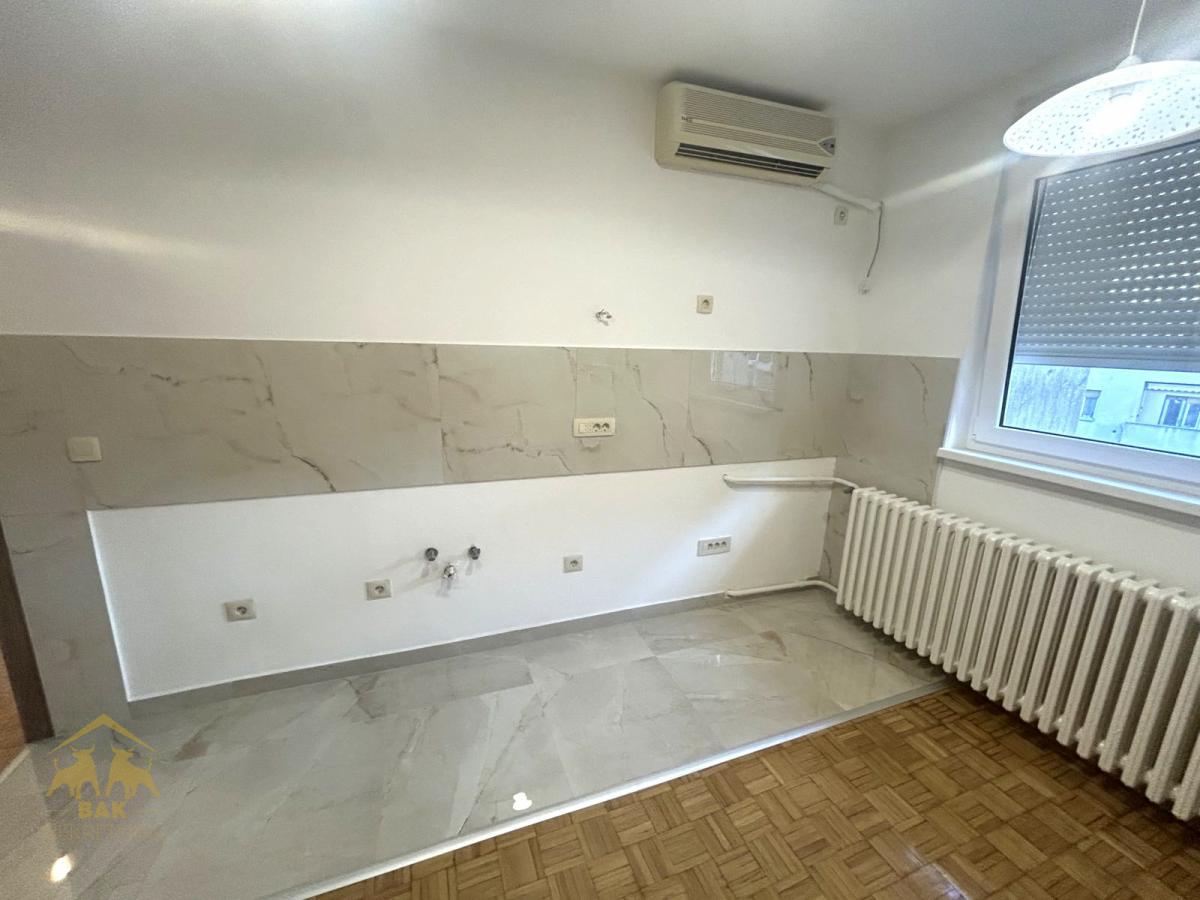 Odličan renoviran dvosoban stan na Keju
