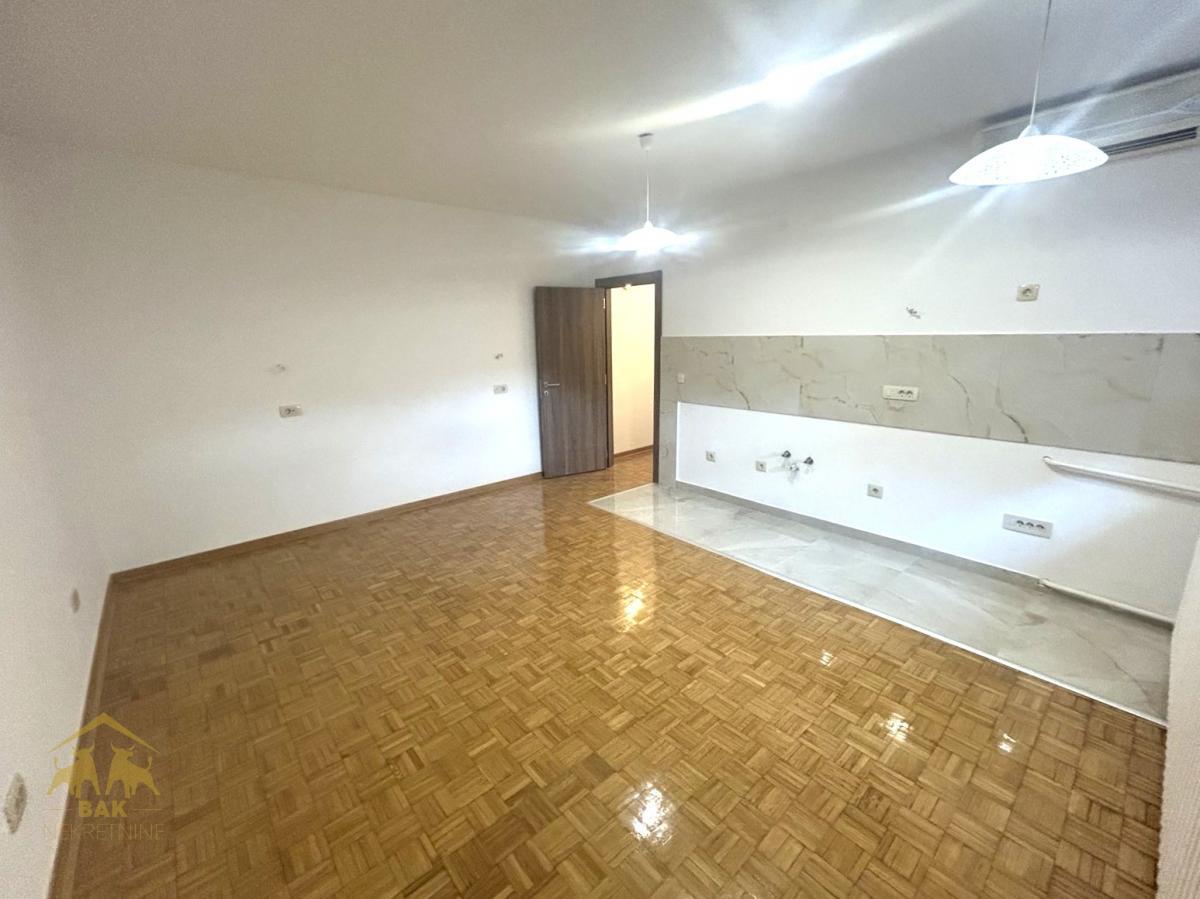 Odličan renoviran dvosoban stan na Keju