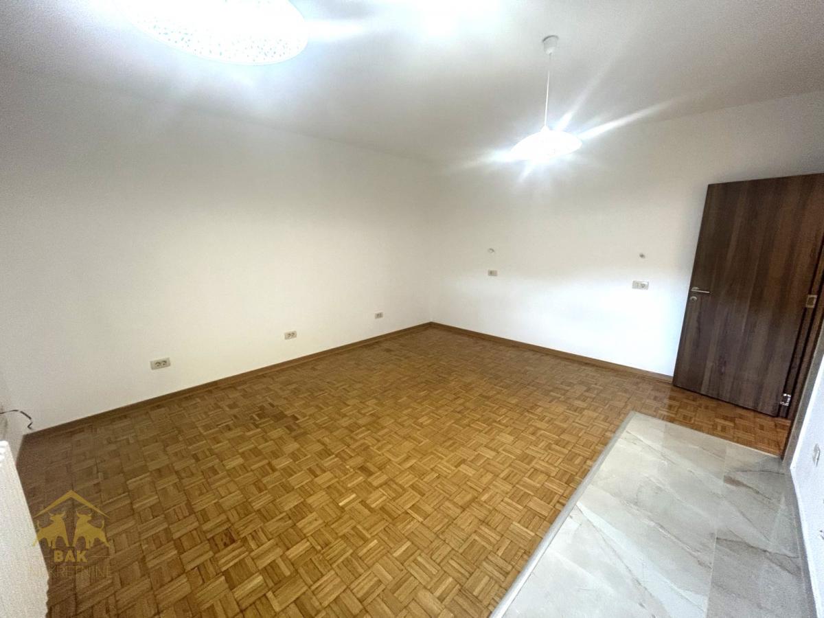 Odličan renoviran dvosoban stan na Keju
