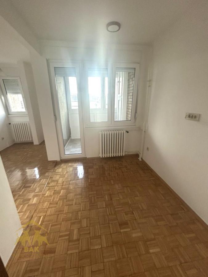Odličan renoviran dvosoban stan na Keju