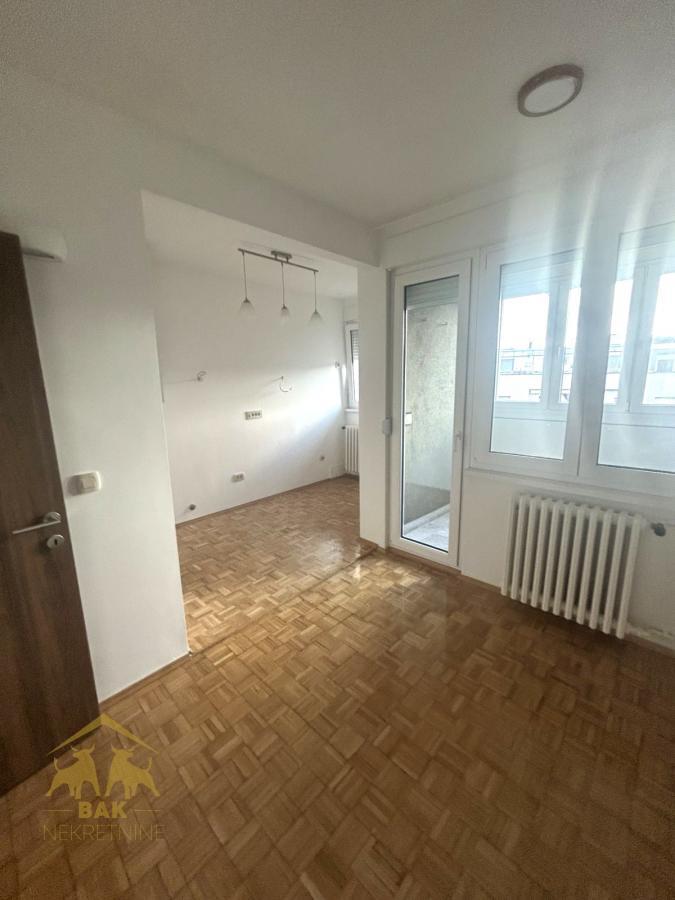 Odličan renoviran dvosoban stan na Keju
