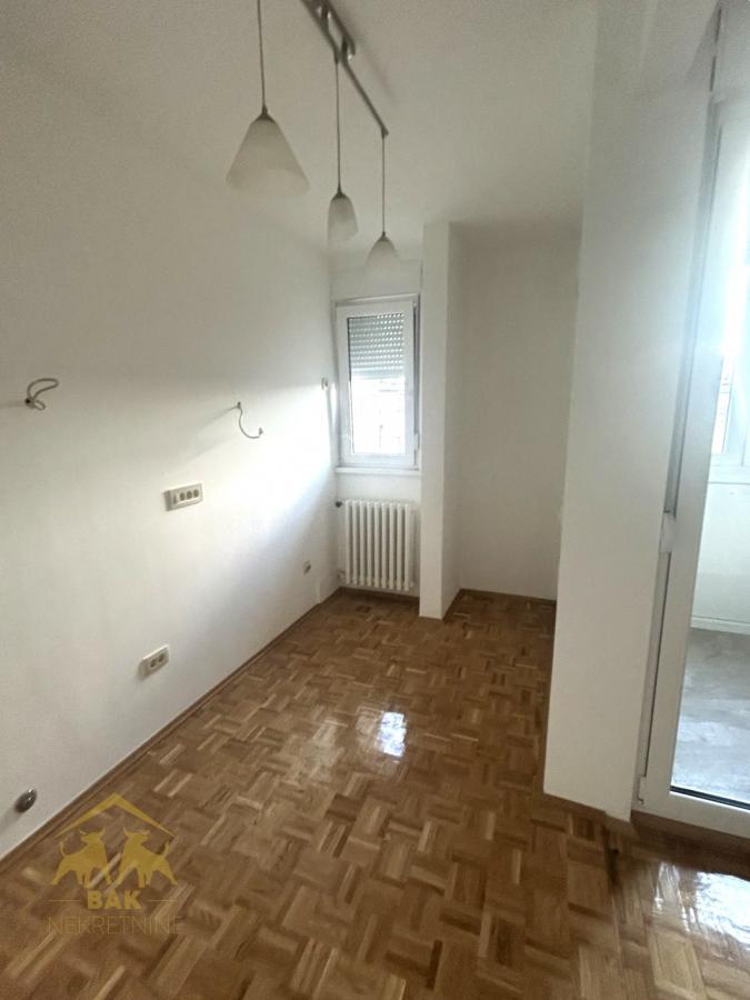Odličan renoviran dvosoban stan na Keju