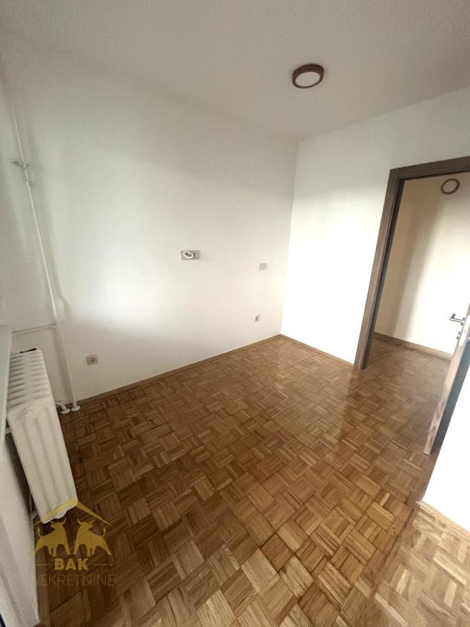 Odličan renoviran dvosoban stan na Keju
