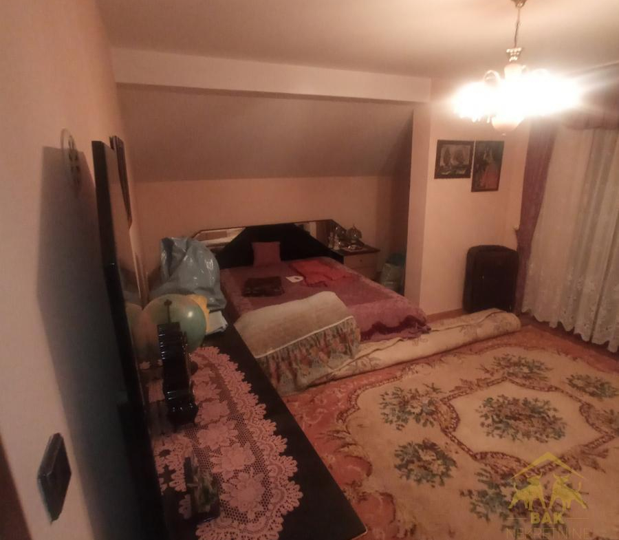 900