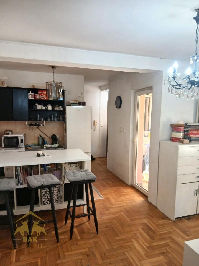 Odlična nameštena garsonjera sa terasom na Podbari, dvorišno orijentisana