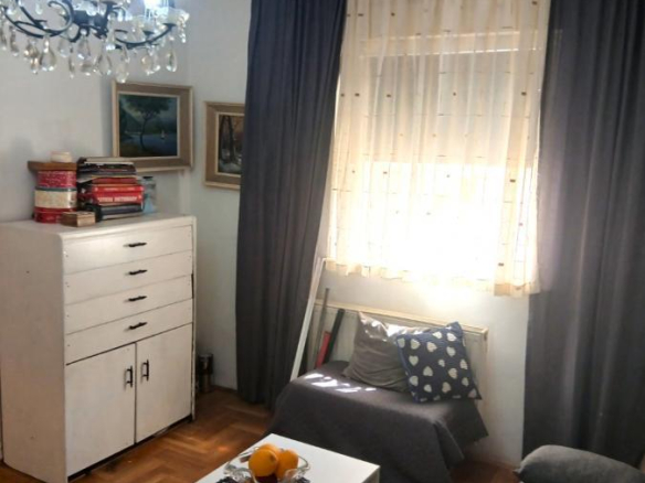 Odlična nameštena garsonjera sa terasom na Podbari, dvorišno orijentisana
