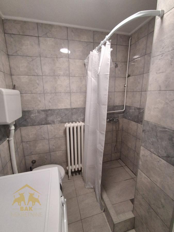 Odlična renovirana polunameštena garsonjera na Futoškom putu