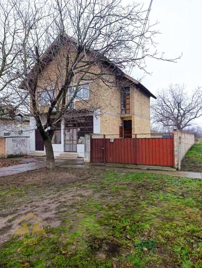 Odlična spratna kuća u Čurugu