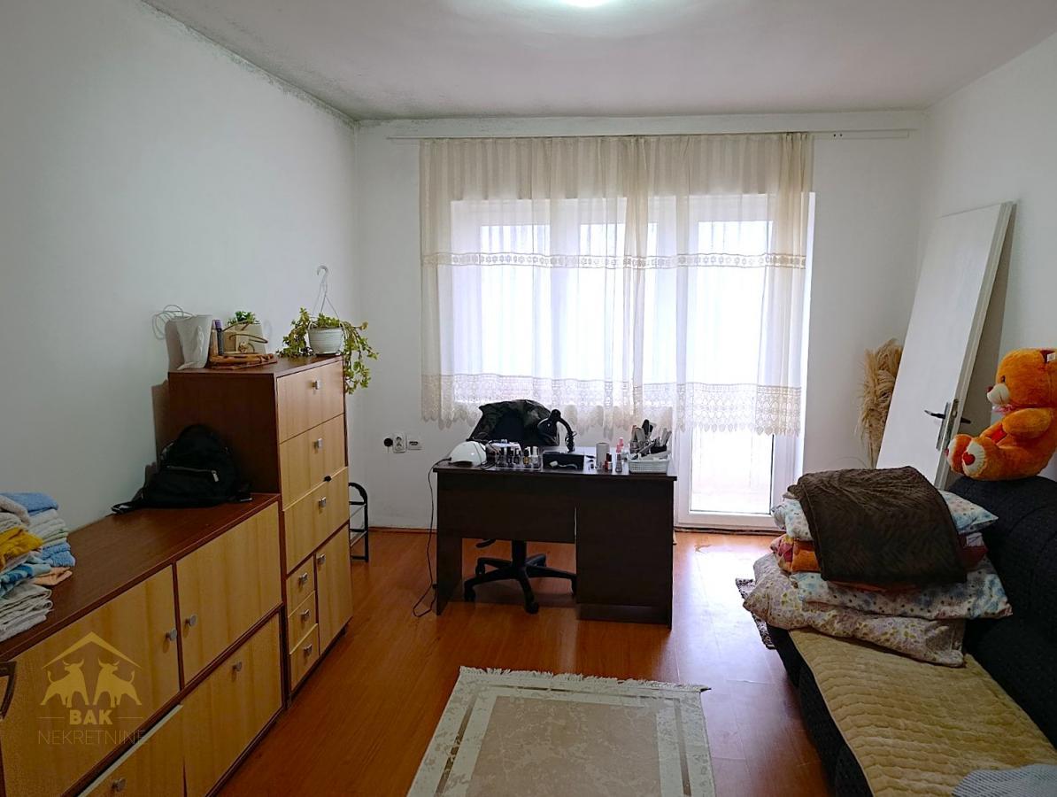 Odlična spratna kuća u Čurugu