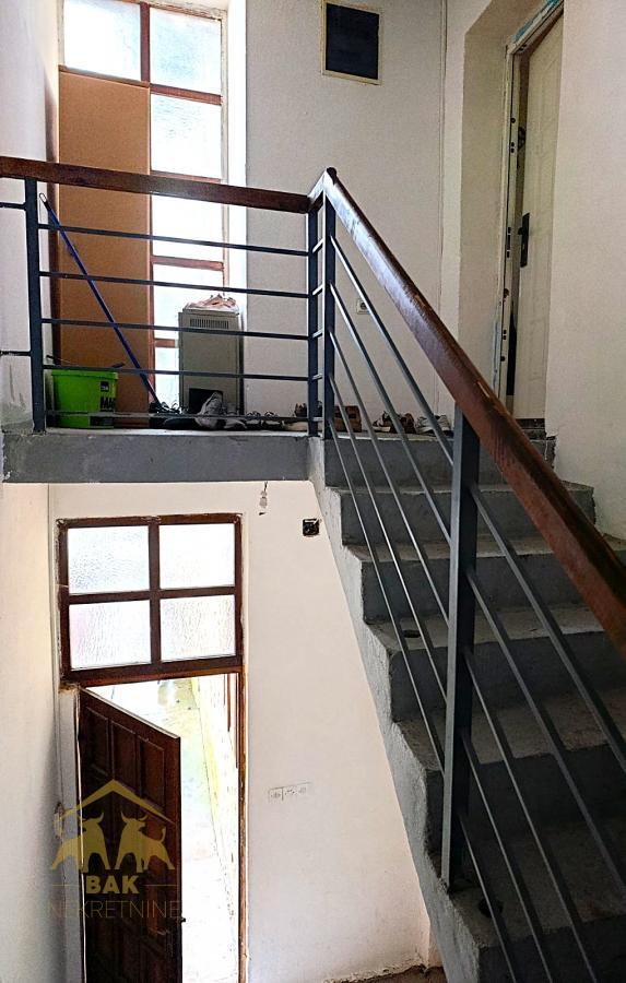 Odlična spratna kuća u Čurugu
