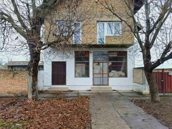 Odlična spratna kuća u Čurugu