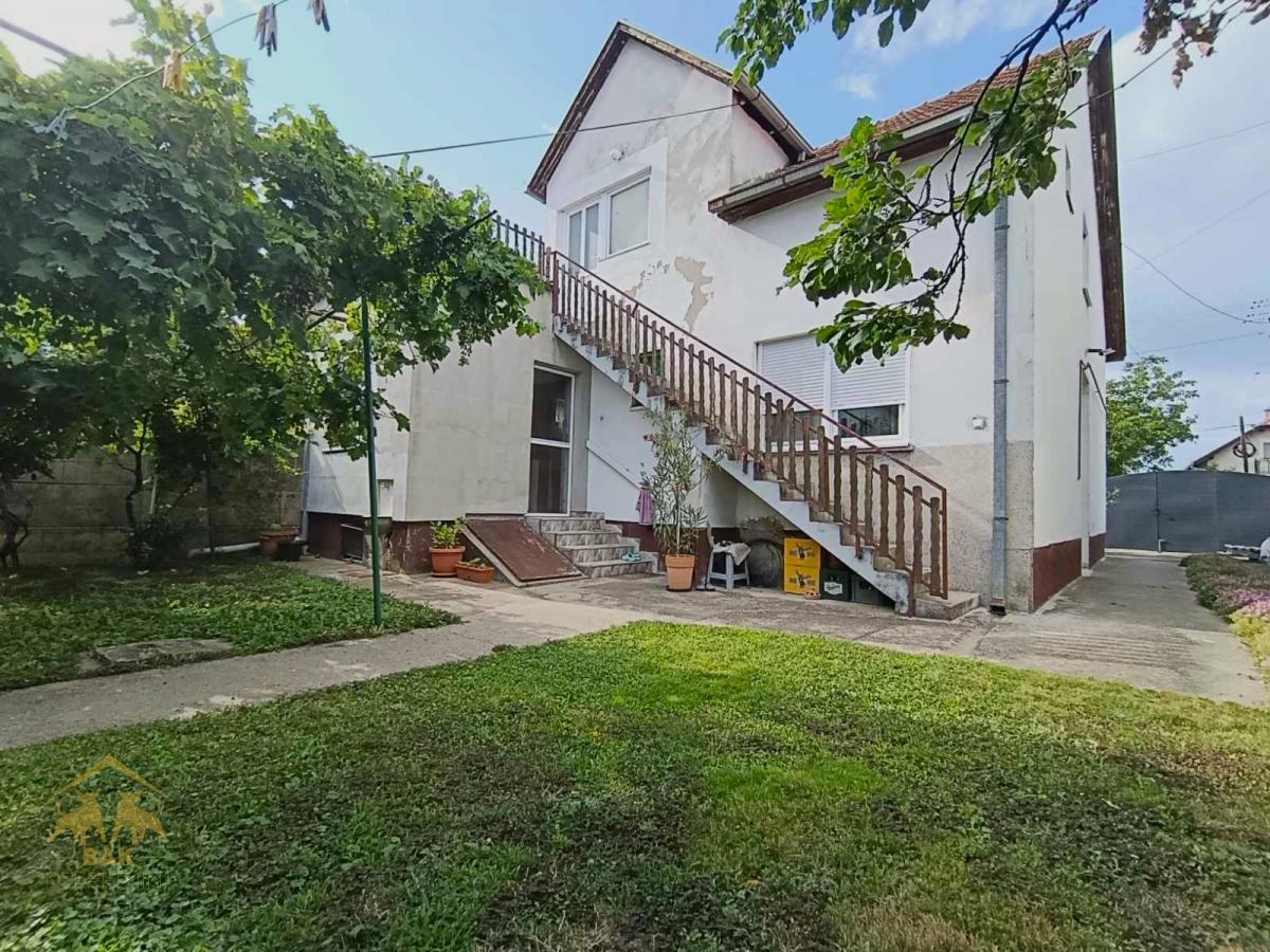 Porodična spratna kuća u Novom Futogu