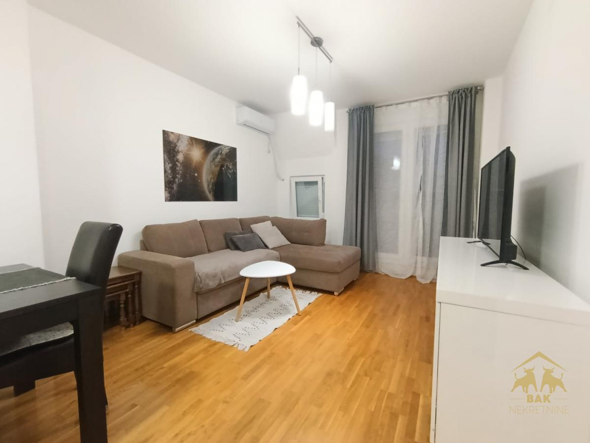 Prelep dvosoban stan na Novoj Detelinari