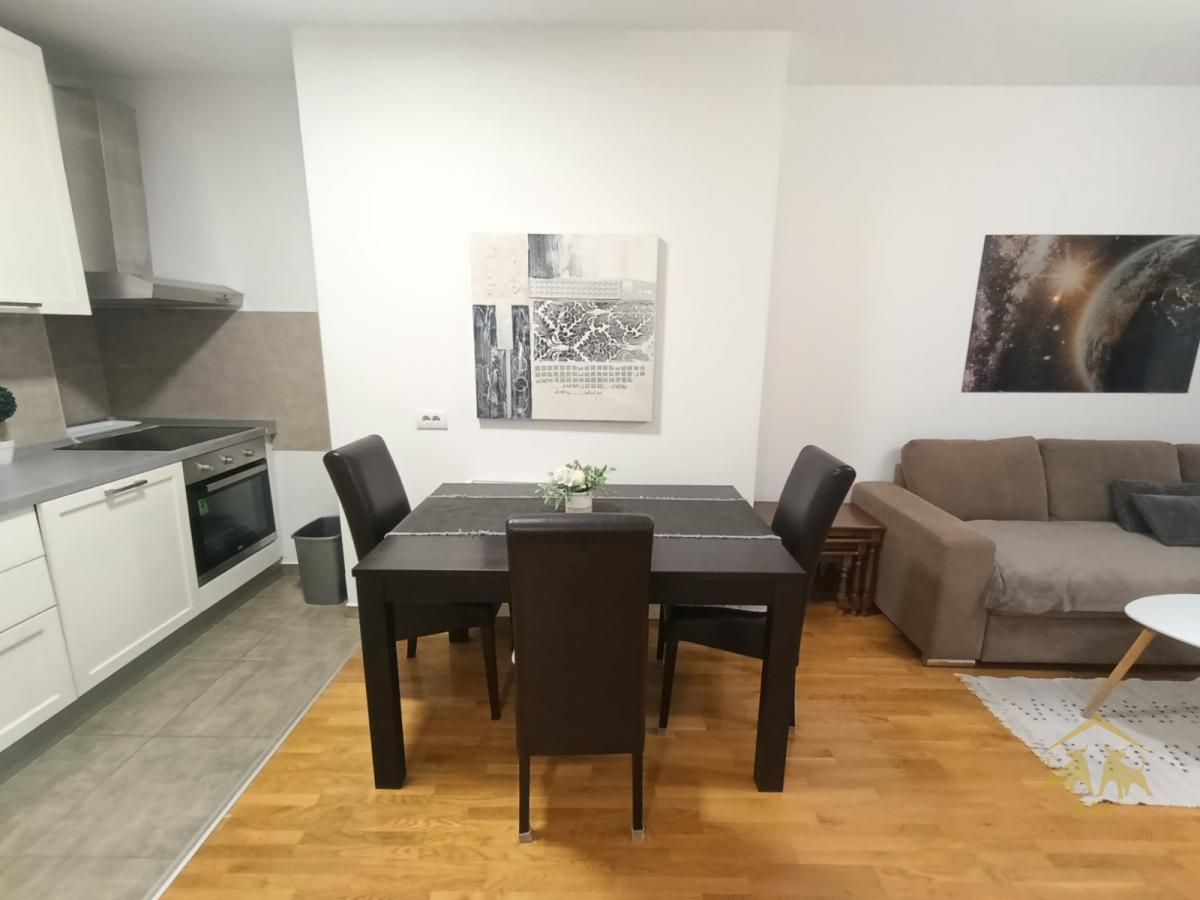 Prelep dvosoban stan na Novoj Detelinari