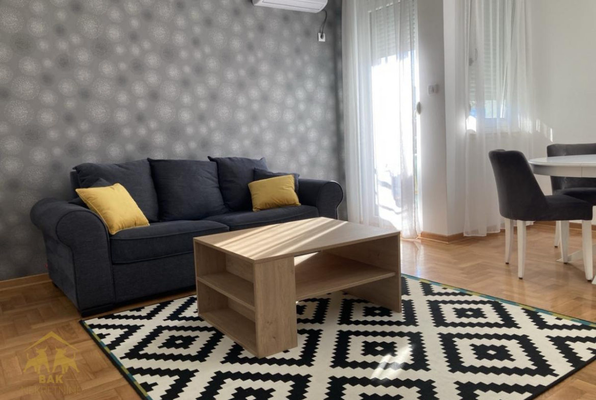 Prelep dvosoban stan na Sajmištu