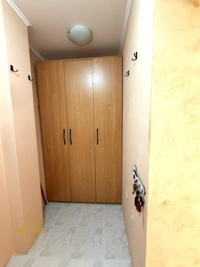Prelep dvosoban stan na staroj Detelinari okružen zelenilom