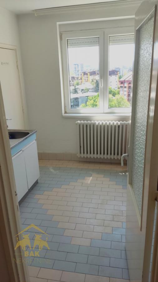 Prelep, osvetljen trosoban stan na Limanu 1