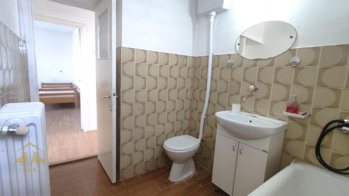 Prelep, osvetljen trosoban stan na Limanu 1