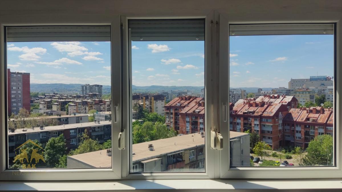 Prelep, osvetljen trosoban stan na Limanu 1