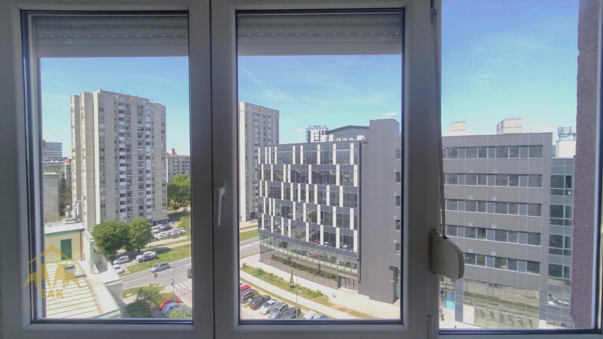 Prelep, osvetljen trosoban stan na Limanu 1