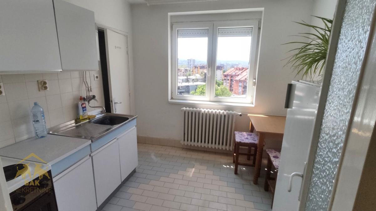 Prelep, osvetljen trosoban stan na Limanu 1