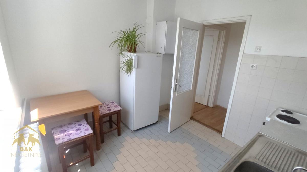 Prelep, osvetljen trosoban stan na Limanu 1