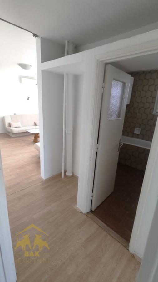 Prelep, osvetljen trosoban stan na Limanu 1