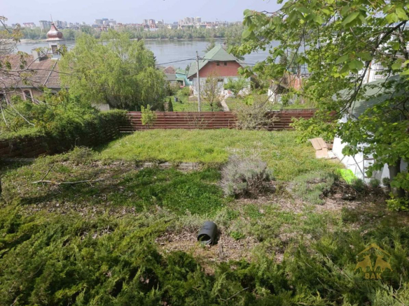 Prelep plac na Ribnjaku sa pogledom na Dunav