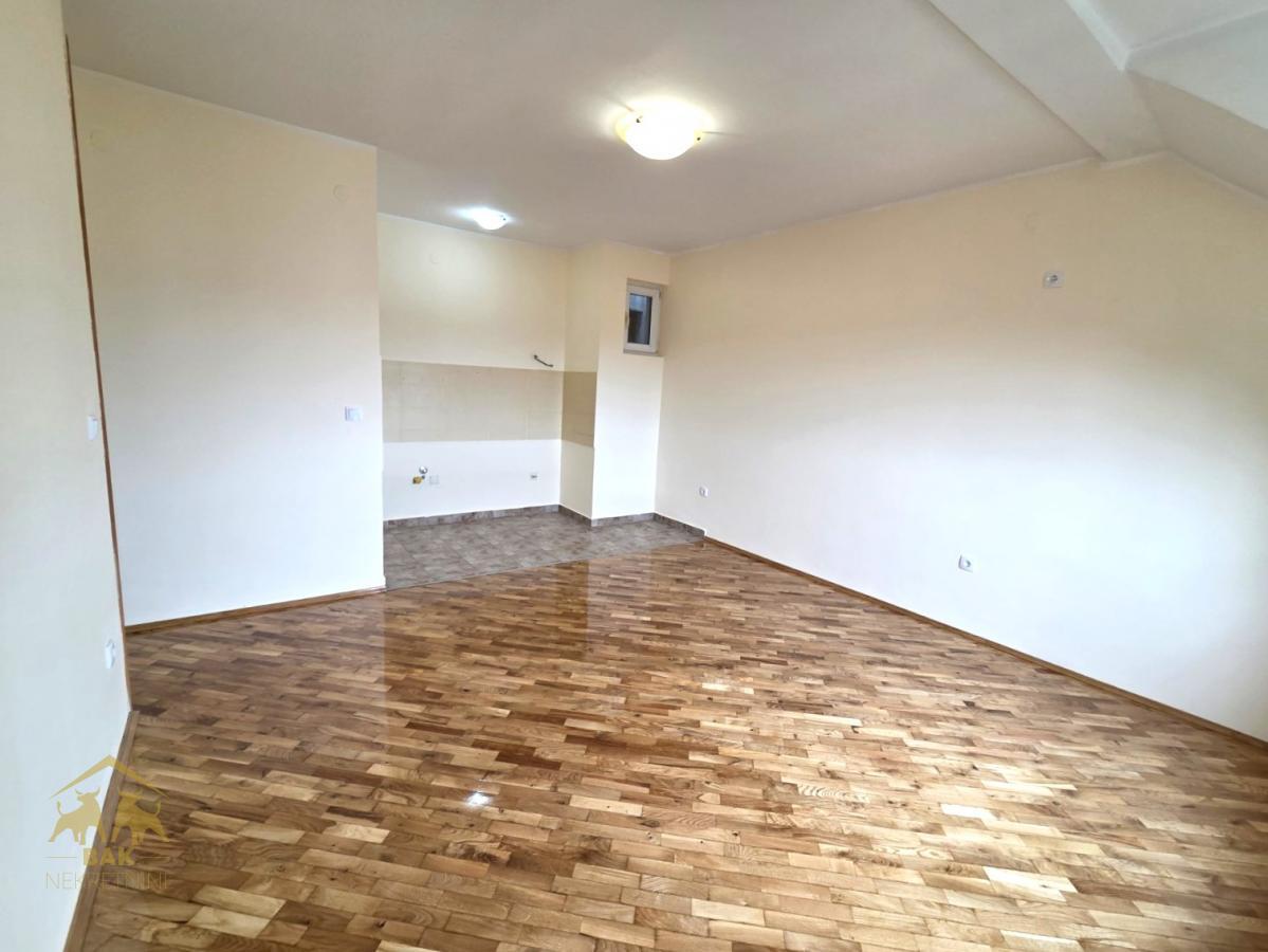 Prelep renoviran dvosoban stan na Adicama
