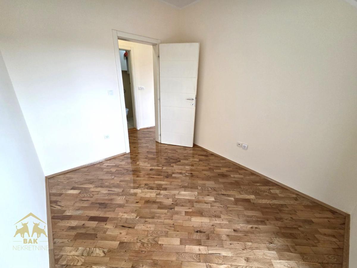 Prelep renoviran dvosoban stan na Adicama