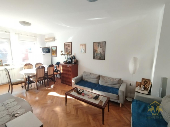 Prelep trosoban stan na Limanu 1