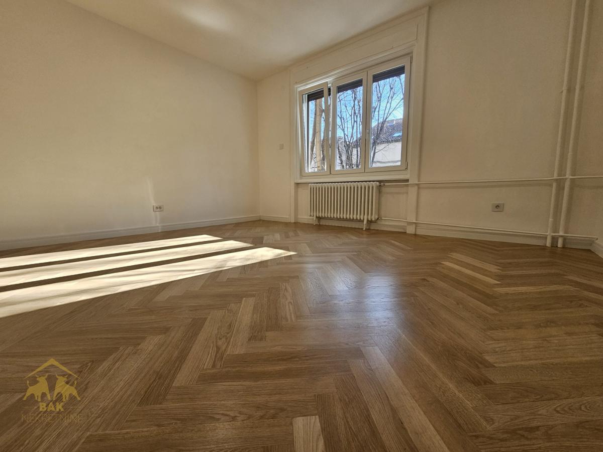 Fantastičan četvorosoban kompletno renoviran stan u Starom gradu