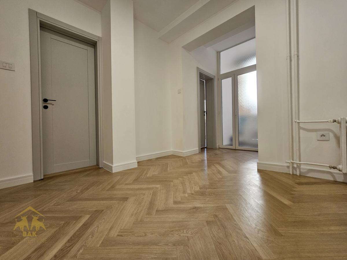 Fantastičan četvorosoban kompletno renoviran stan u Starom gradu