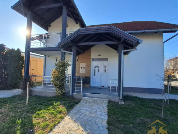 Prelepa kuća sa garažom i uređenim dvorištem