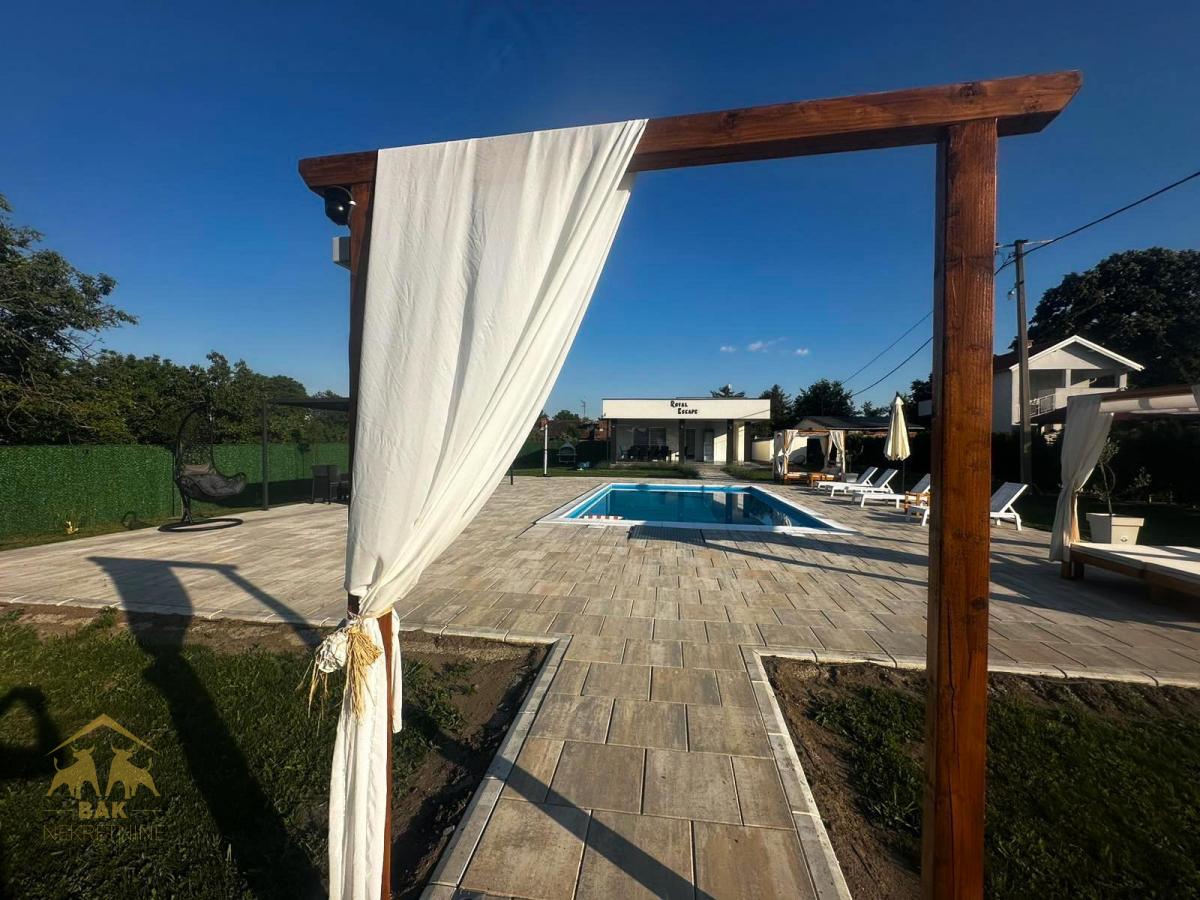 Prelepa vikend kuća sa bazenom u Indjiji