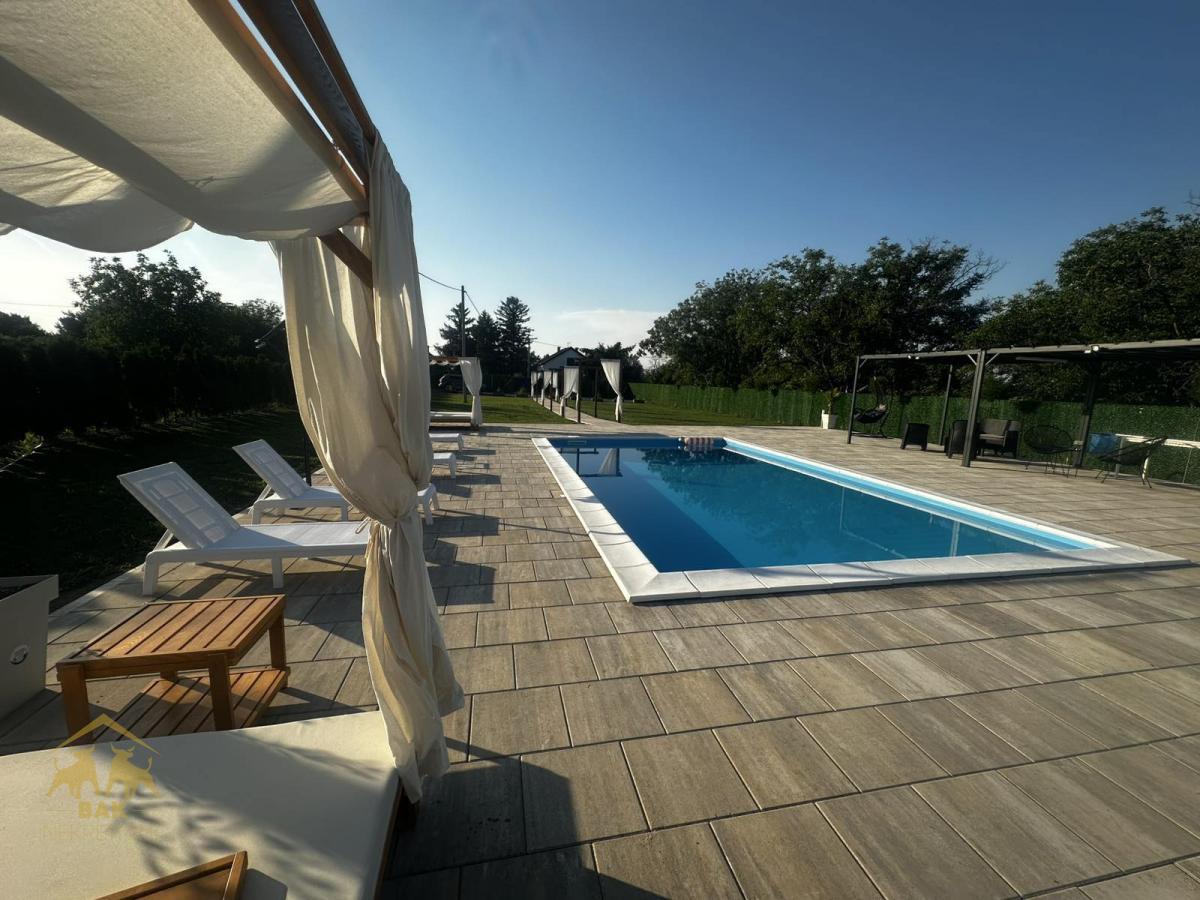 Prelepa vikend kuća sa bazenom u Indjiji