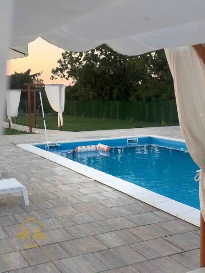 Prelepa vikend kuća sa bazenom u Indjiji