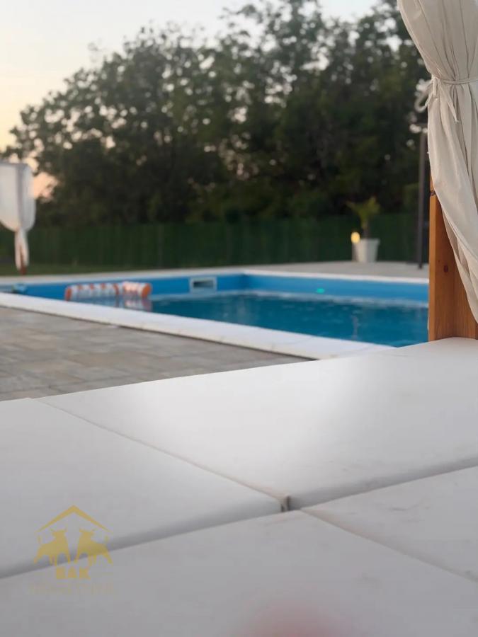 Prelepa vikend kuća sa bazenom u Indjiji