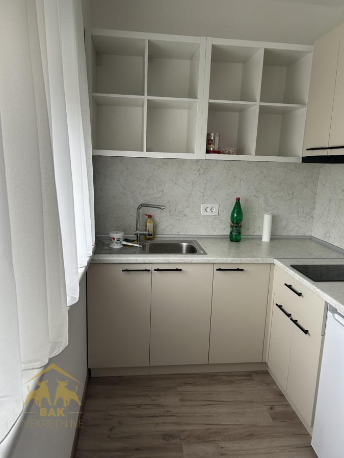 Odličan komforan dvosoban stan u Starom gradu u zgradi sa liftom