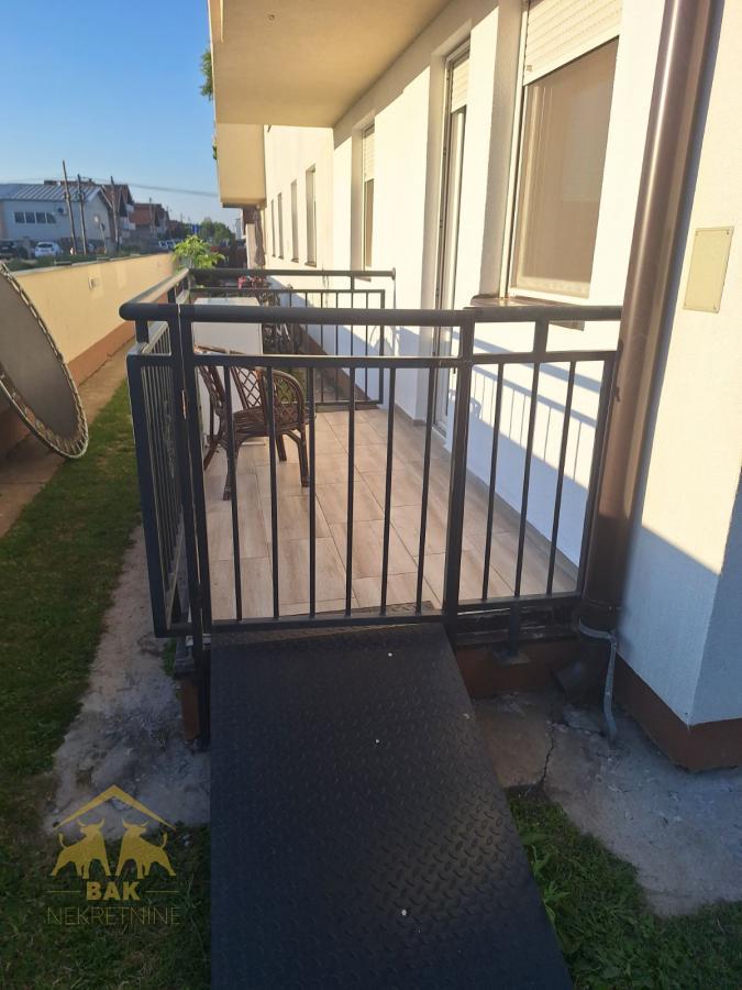Prostran četvorosoban stan sa ograđenom terasom na Veterničkoj rampi